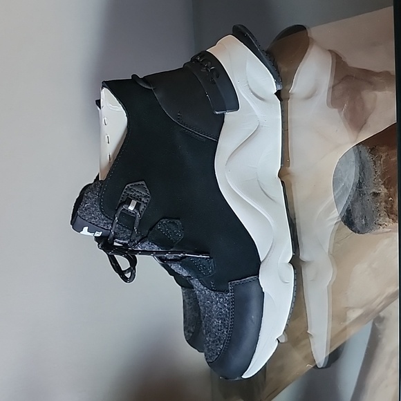 NWT SOREL Kinetic Caribou Boot Black Gray Leather Waterproof Womens Size 12 - Picture 3 of 7